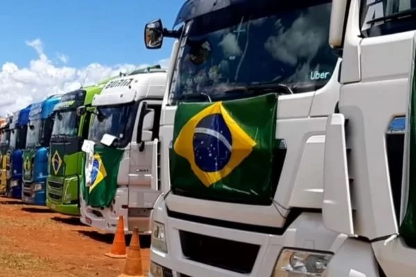 Moraes manda bloquear contas de 43 empresas por atos considerados antidemocráticos