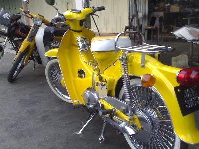 Modifikasi Motor Honda 70 Kuning Kalem Elegan