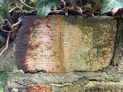 Oude bouw- of bakstenen met inscripties