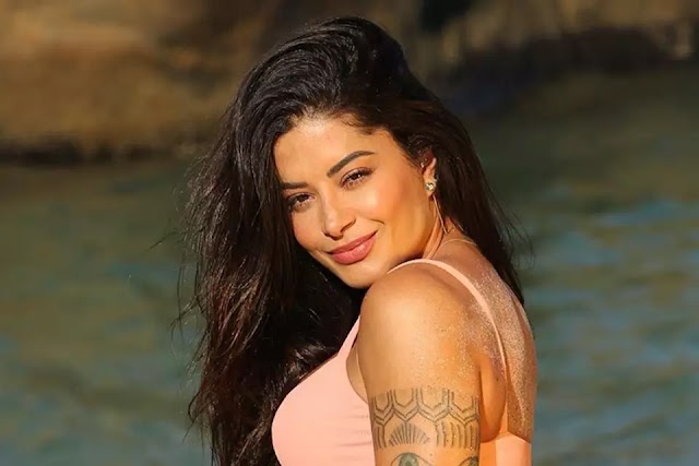 Aline Riscado empina bumbum enorme com fio-dental rosa