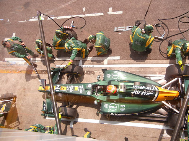 Gambar Mobil Balap F1 di Lokasi Pit Stop