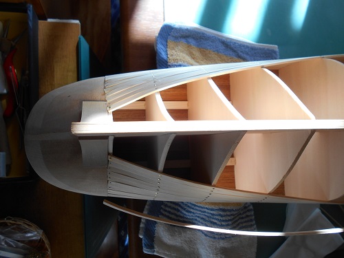 34、帆船模型日本丸を作る・柱になるパーツと船体外板張り（8）。外板を張っている様子を船尾側から見ています。