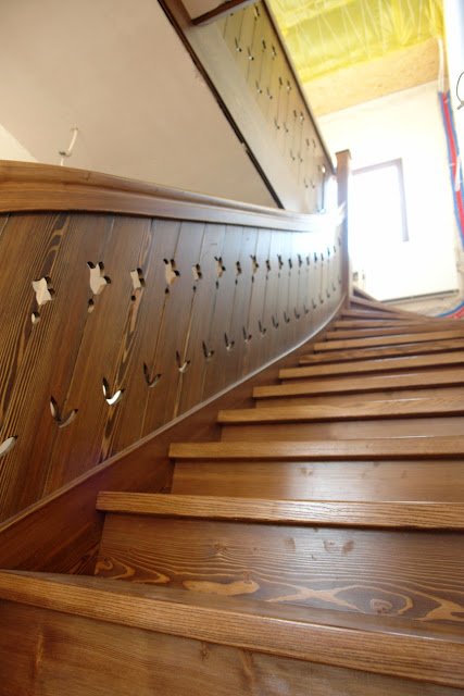 Schody drewniane z balustradą wycinaną, w stylu zakopiańskim.