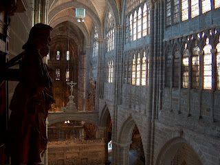 Foto realizado en el interio de la Catedral realizada desde el puente interno que une las dos torres de la Catedral donde se puede ver una primera imagel de las figuras del reloj asi como la nave central y el trasa coro