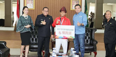 Dodi dan Thia Pakaikan Tanjak ke Kuyung Hinayah