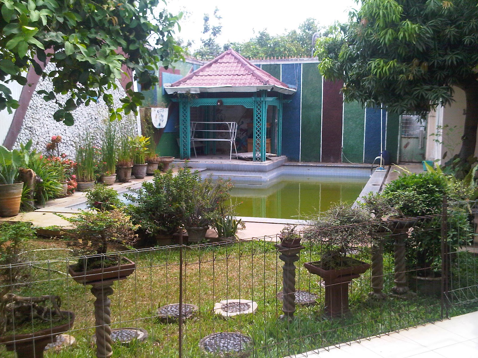 Rumah Mewah Semi Furnish Fasilitas Kolam Renang dan Kolam 