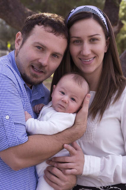 Casal com bebé.