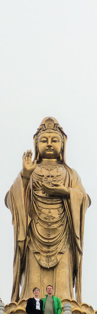 Guanyin, de Bodhisattva van mededogen - 33m hoog beeld op Putuo Shan (China)