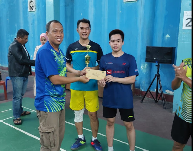 Kapolsek Kundur Menutup Turnamen Badminton Kundur Cup