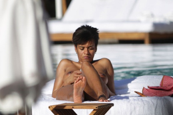 ETOO FILS WIFE GEORGETTE BARES HER BREAST AT A PUBLIC POOL HOT