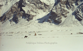 Sur son cheval dans l'immensité d'un hiver au Zanskar.