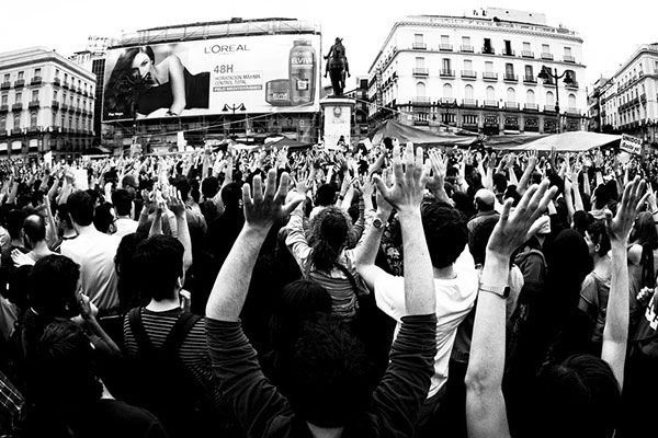 Ciudadanos se manifiestan en la Puerta del Sol.