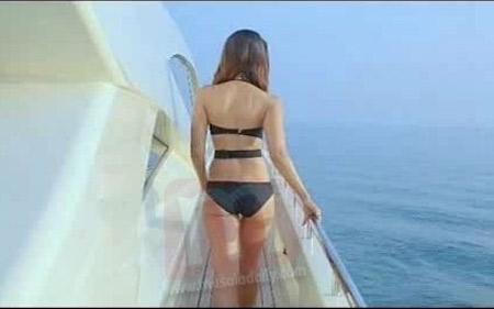 Bollywood Album: kareena kapoor in kambakht ishq in bikini pics2008 | kareena kapoor bikini scene kambakkht ishq  