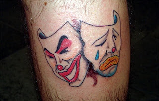Máscaras de teatro tatuadas na perna