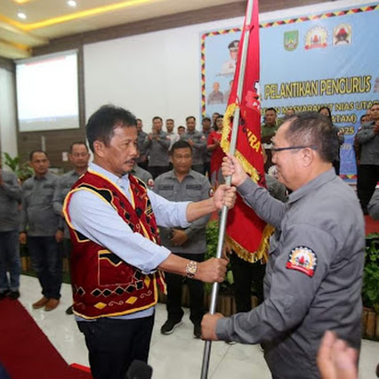 Pelantikan Pengurus Permanira, Rudi Dipakaikan Rompi Khas Nias