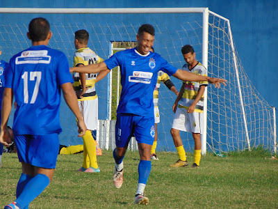 Elvis comemorando gol (Foto: Carlos Alexandre)