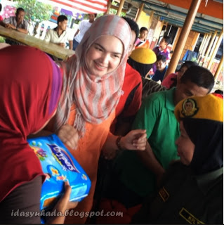 Gambar Datuk Siti Nurhaliza Membantu Mangsa Banjir Di Kuantan