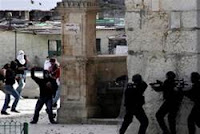 Arabs stone police, tourists on Temple Mount