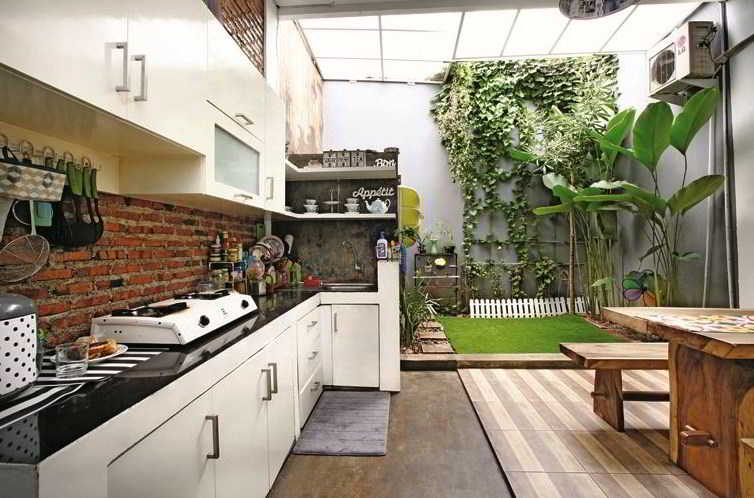24 desain dapur  terbuka semi outdoor  menghadap taman