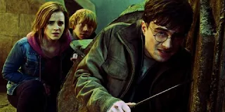 A Batalha de Hogwarts acena secretamente para cada filme de Harry Potter com uma cena