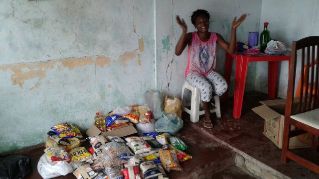 Mãe que pegava comida no lixo para alimentar filhos recebe doações