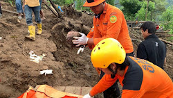 Hari Ke Tiga Tim SAR Dan Masyarakat Menemukan Kepala Korban Bencana  Longsor di Palangka