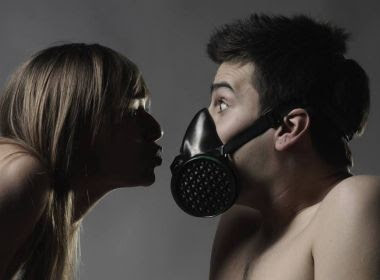 Pesquisadores recomendam uso de máscara ao fazer amor para evitar coronavírus