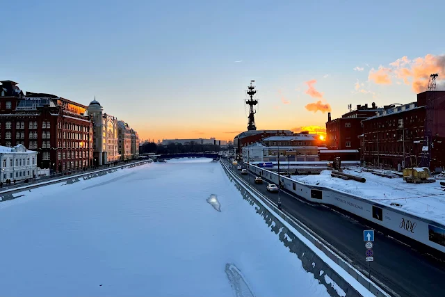 вид с Патриаршего моста, Водоотводный канал, Болотная набережная, территория бывшей кондитерской фабрики «Красный Октябрь»