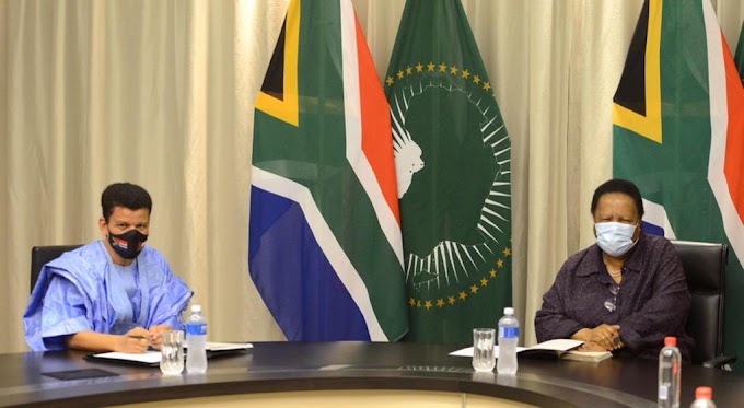 السفير الصحراوي لدى بريتوريا يُجري مباحثات مع وزيرة خارجية جنوب إفريقيا. 