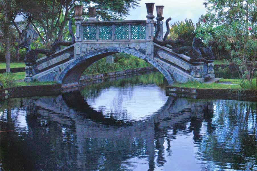 Jembatan Kolam Ikan Tirta gangga