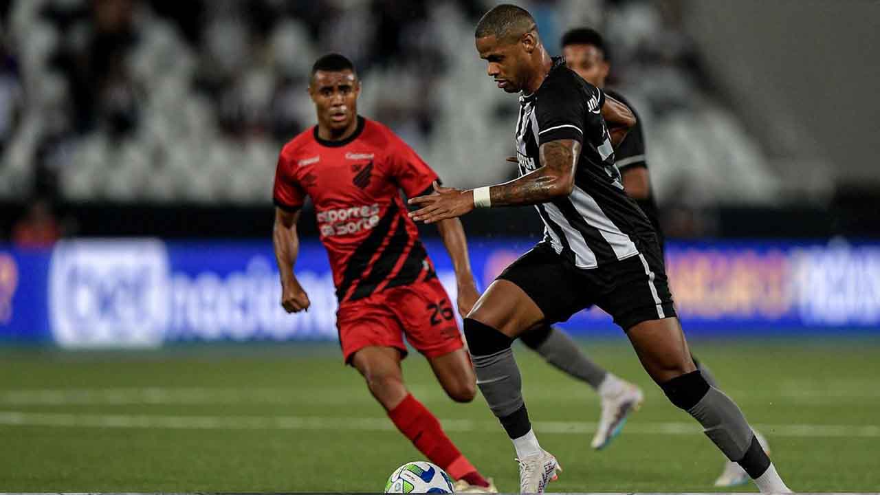 Com moral alto, Athletico-PR recebe Botafogo, líder do Brasileirão