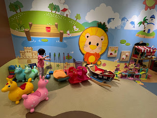 新竹竹北旅遊親子飯店首選新竹豐邑喜來登大飯店，其中親子館喜波波樂園雖然平面面積不算很大，但有一些其他親子館沒有的木頭玩具及設施，飯店也安排了許多親子活動可以參加.雨天遛小孩好地點,晴天可以安排新竹綠世界和新竹動物園.親子設施都在五樓，分為波波夢幻島，波波叢林，森林木樂園，DIY手作工坊和高爾夫球。