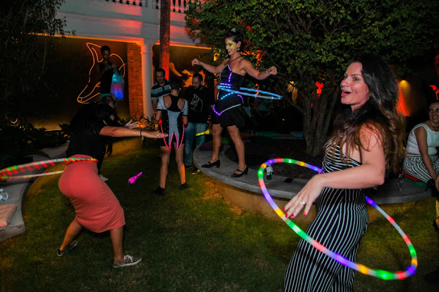 Atração circense com luzes para interação com os convidados de eventos de empresa em São Paulo.