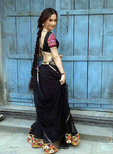 Indian-Bhabhi-In-Beautiful-Black-Saree