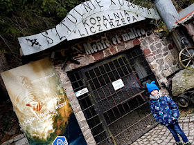 Karkonosze z dzieckiem - atrakcje dla dzieci w Karpaczu - góry z dzieckiem - podróże z dzieckiem - sztolnie w Kowarach - Kopalnia Liczyrzepa - Dolny Śląsk z dzieckiem