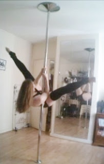 Open_V_pole_dance