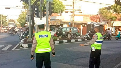 Anggota Polsek Simokerto Buktikan Pelayanan ke Masyarakat Dengan Serius Berikan Rasa Aman dan Kelancaran Lalin