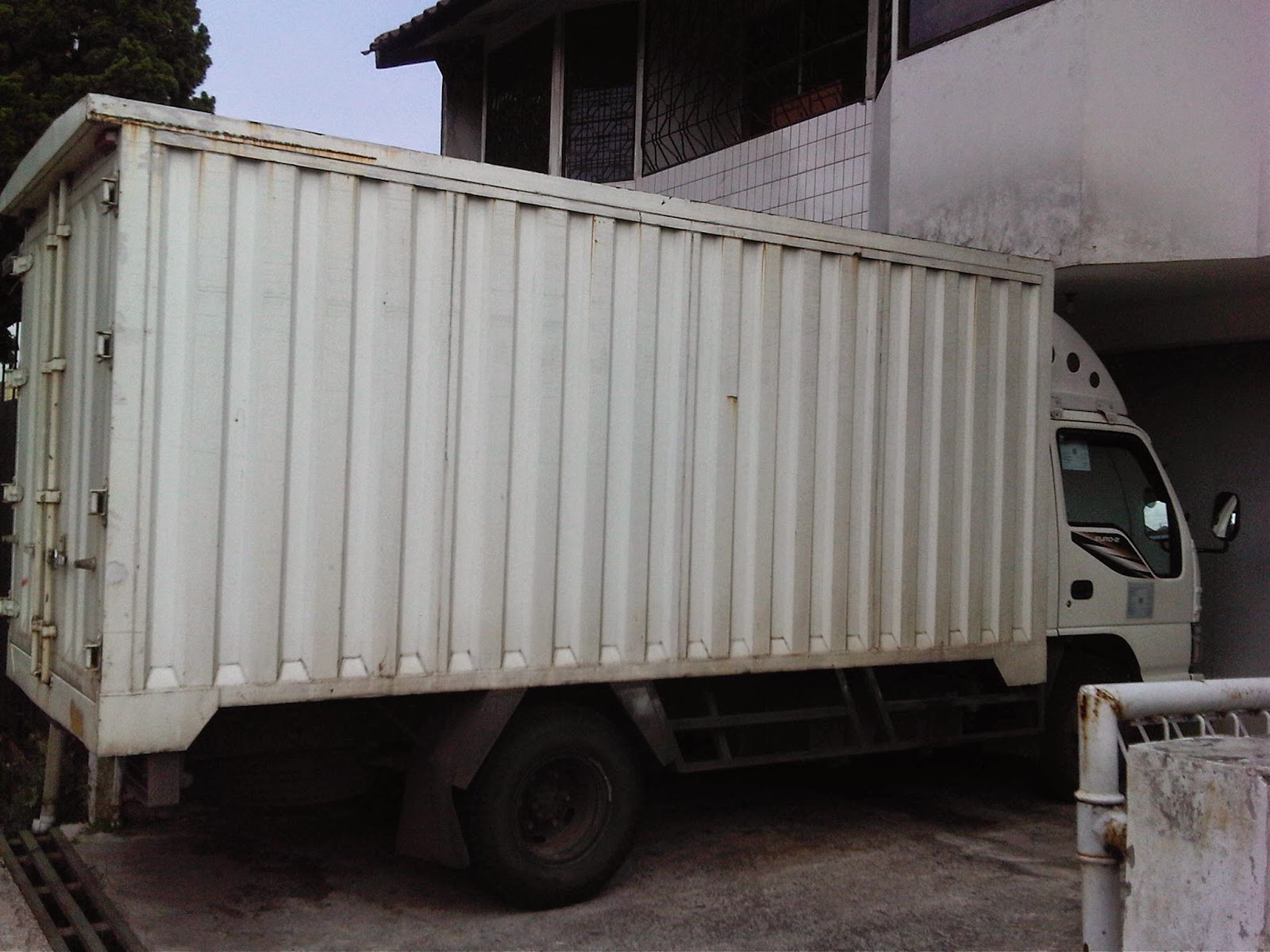  SEWA  TRUK  BOX DOUBLE  ENGKEL 081221919107 SEWA  TRUK  BOX 