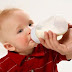 Mách bạn cách xử lý khi con nhỏ bị sặc sữa