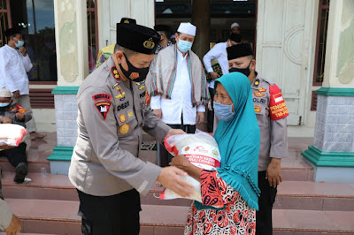 Jumling dan Warung Jum'at, Polresta Tangerang Bagikan Bantuan untuk Jompo