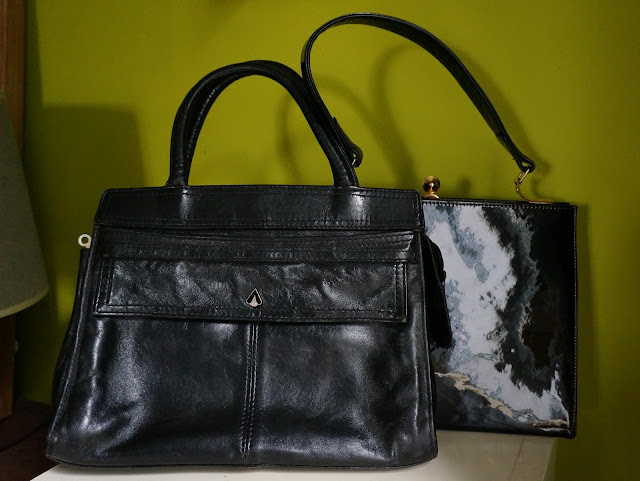 un sac en cuir des années 70 , un en cuir verni des années 60  70s black leather handbag , 60s patent leather bag 