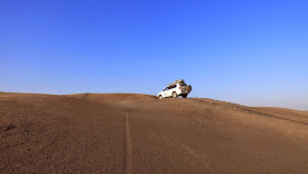 Sandspiele und Dünenreiten Dünensurfen und das Meer.