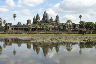 image of the central palace and temple of Angkor Wat, built in the reign of Suryavarman II (1113-1150).