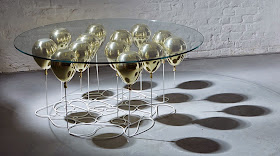 Up table, una mesa de comedor creada con globos