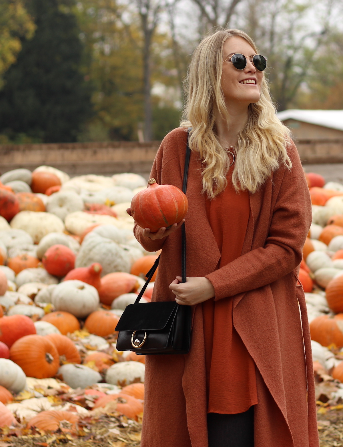 Layering Herbst Outfit Kürbisausstellung, Schloss Ludwigsburg Fashionblog Germany TheBlondeLion Strickmantel Cardigan orange Dress over Pants Ray Ban Round Look