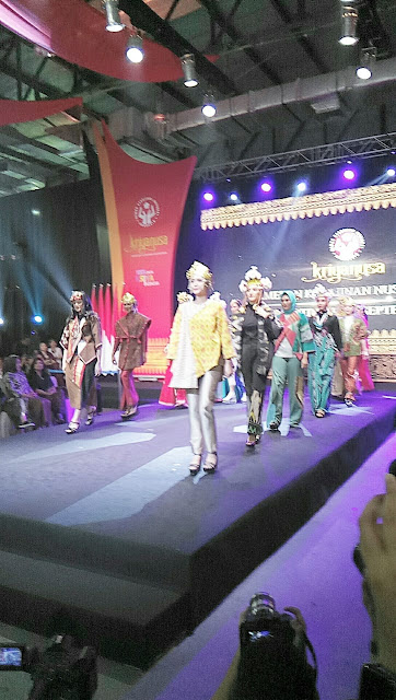 Melihat Fashion show kain tapis di kriya nusa