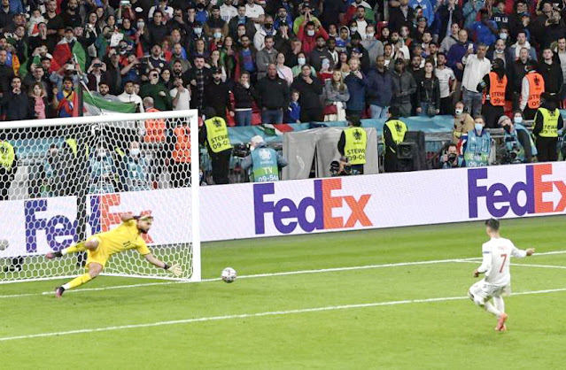 Donnarumma detiene el penalti lanzado por Álvaro Morata. SELECCIÓN DE ITALIA 1 SELECCIÓN DE ESPAÑA 1. En los penaltis: ITALIA 4 ESPAÑA 2. 06/07/2021. Eurocopa 2020, 16ª edición, semifinales. Londres, Inglaterra, Reino Unido, estadio de Wembley. GOLES: 1-0: 59’, Chiesa. 1-1: 80’, Álvaro Morata.