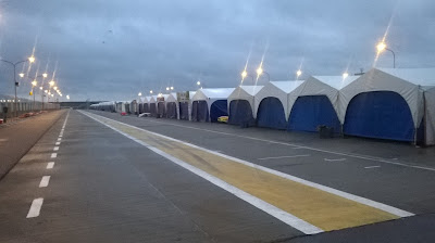 Silencio de motores, los autos descansan en sus respectivas carpas