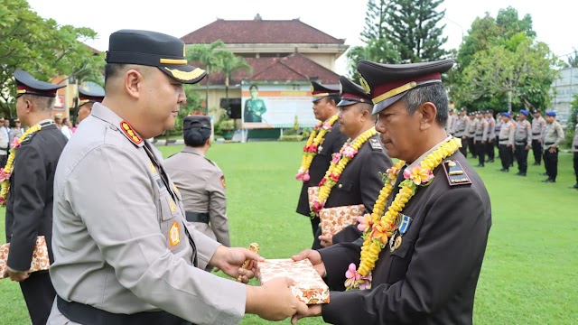 Polresta Denpasar Gelar Upacara Korps Rapor Perwira Pengabdian dan Wisuda Purna Bakti