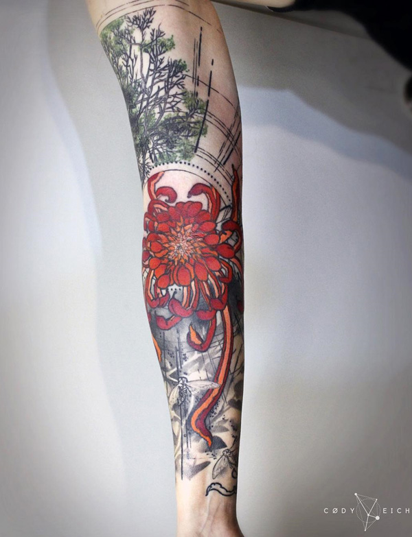 Realmente um belo olhar de manga tatuagem. Você pode ver uma flor vermelha no meio, rodeado pela faixa de opções, como armas. O fundo desempenha em uma forma abstrata, com as árvores e seus galhos visível, bem como de uma espécie de grade como objeto. (Foto: Fontes de imagem)